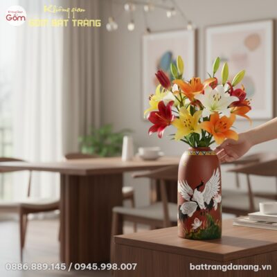 Ảnh cận cảnh (semi-close-up) bình hoa gốm sứ dá...