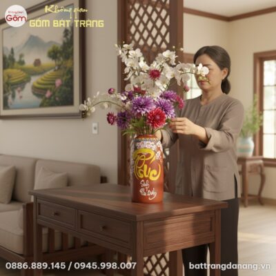 Một người phụ nữ trung niên trang phục ở nhà th...