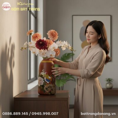 Cận cảnh 1 người phụ nữ Việt trang phục ở nhà t...