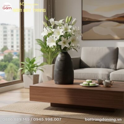 Góc quay thấp, bình hoa gốm Bát Tràng men đen d...