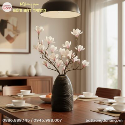 Cận cảnh bình hoa gốm Bát Tràng men đen dáng ch...