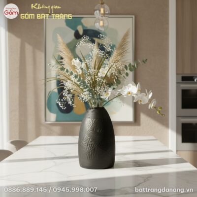 Góc nhìn cận cảnh bình hoa dáng chuông men đen ...