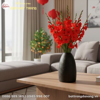 Bình hoa dáng chuông men đen 52cm đặt trên đôn ...