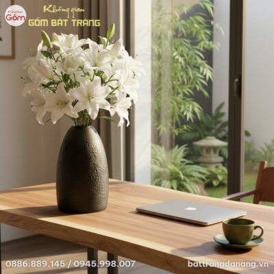 Chụp cận cảnh bình hoa dáng chuông men đen, cao...