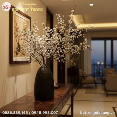 Góc nhìn cận cảnh bình hoa dáng chuông men đen ...