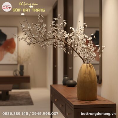 Góc nhìn cận cảnh Bình hoa gốm Bát Tràng men nâ...