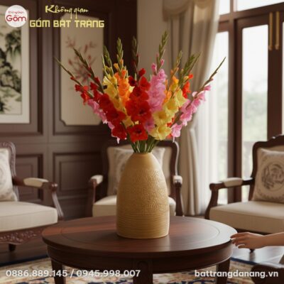 cận cảnh Bình hoa gốm Bát Tràng men vàng đất ca...