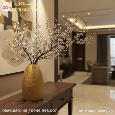 Góc nhìn cận cảnh Bình hoa gốm Bát Tràng men và...