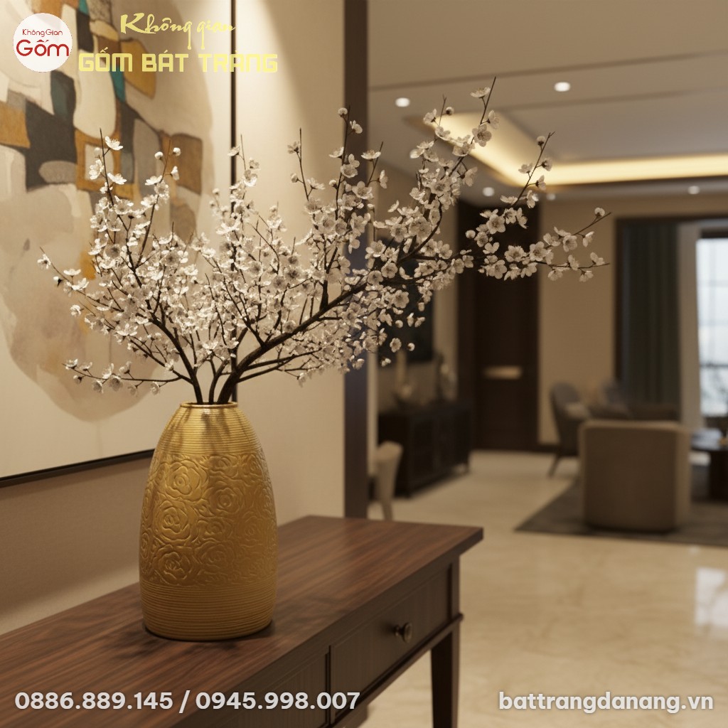 Góc nhìn cận cảnh Bình hoa gốm Bát Tràng men và...