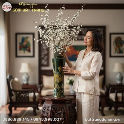 Cận cảnh bình hoa men xanh Bát Tràng họa tiết h...