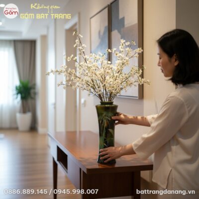 cận cảnh Một người phụ nữ Việt trang phục ở nhà...