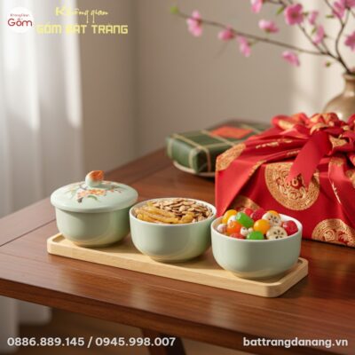 Cận cảnh bộ khay mứt Tết men ngọc hoa đào nổi b...