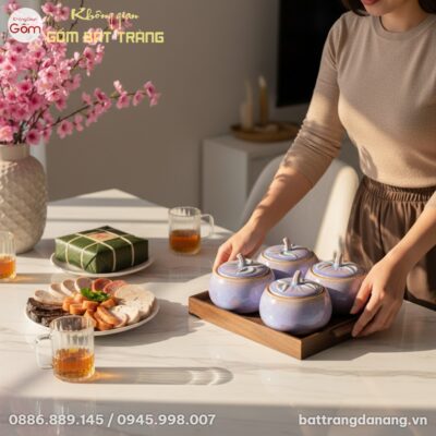 cận cảnh Một phụ nữ Việt trang phục ở nhà thanh...