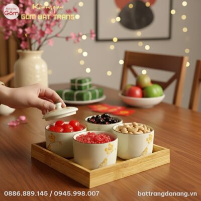 Cận cảnh bộ hũ mứt hoa mai Bát Tràng trên bàn ă...