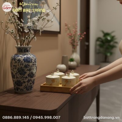 cận cảnh 1 người phụ nữ Việt Nam đang đặt Bộ 4 ...