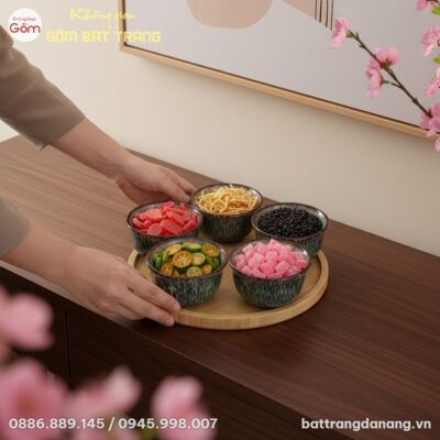 góc chụp từ trên cao xuống, cận cảnh 1 người ph...