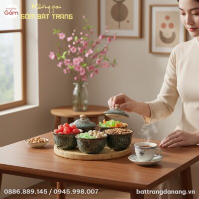 Một người phụ nữ Việt Nam nhẹ nhàng cầm ở núm m...