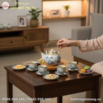 Góc nhìn từ trên cao xuống bộ ấm chén Bát Tràng...