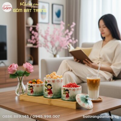 cận cảnh Bộ khay mứt Tết 3 hũ gốm sứ nắp mở đặt...