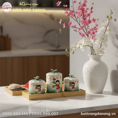 Cận cảnh bộ khay mứt Tết gốm sứ với họa tiết cô...