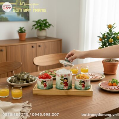 Góc nhìn từ trên xuống bộ khay mứt Tết gốm sứ đ...