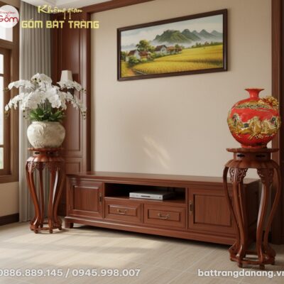 Cặp đôn gỗ dáng sen nâu đỏ bóng đặt trang trọng...