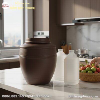 cận cảnh chum ngâm rượu sành đặt trên đảo bếp đ...