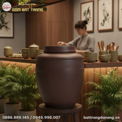 cận cảnh Chum sành mộc Bát Tràng 50L đặt uy ngh...