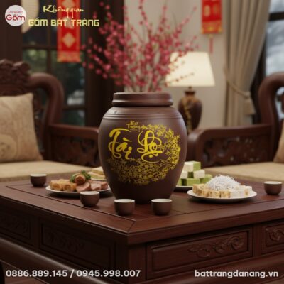 Một chiếc chum ngâm rượu Tài Lộc lớn đặt trang ...
