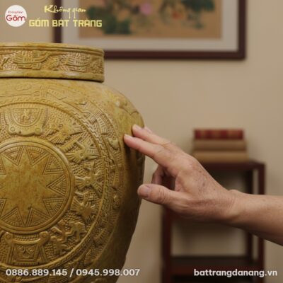 Một chum rượu gốm sành 50 lít với họa tiết cá c...