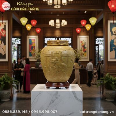 Cận cảnh chum rượu gốm sành 50 lít, tập trung v...