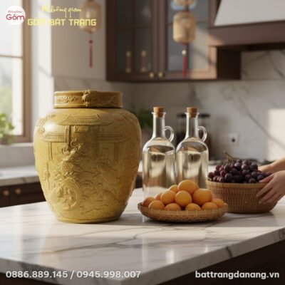 Cận cảnh chum rượu gốm sành cỡ lớn, tập trung v...