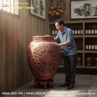 cận cảnh Chum rượu gốm Bát Tràng họa tiết trống...