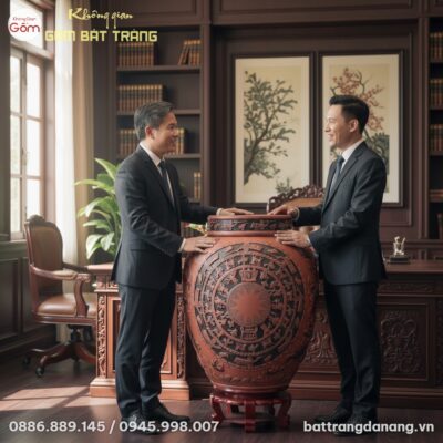 cận cảnh chum rượu gốm Bát Tràng họa tiết trống...