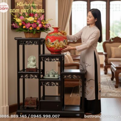 cận cảnh Kệ gỗ tam cấp BT-DG02 cao 95cm với hoa...