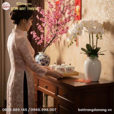 1 người phụ nữ Việt đang đặt Khay mứt Tết Bát T...