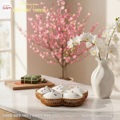 Cảnh một khay mứt Tết Bát Tràng dáng cánh hoa h...