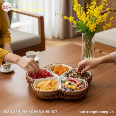 Một khay mứt Tết Bát Tràng dáng cánh hoa men sứ...