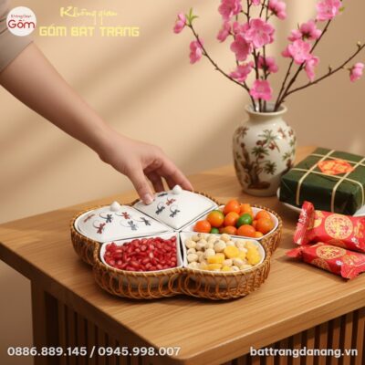 Cảnh một khay mứt Tết Bát Tràng dáng cánh hoa h...