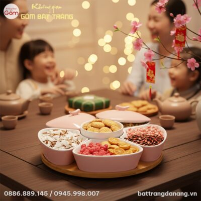 Cận cảnh khay mứt sứ hồng phấn lấp đầy mứt kẹo ...