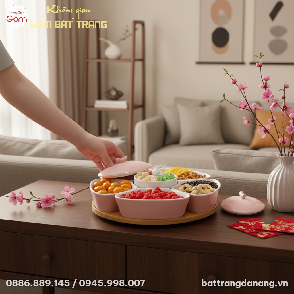 Bàn tay thanh lịch đặt khay mứt sứ hồng phấn lê...