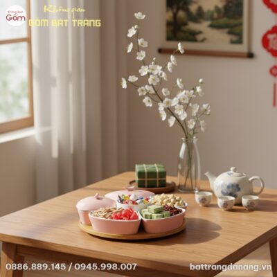 Khay mứt sứ hồng phấn cùng khay gỗ tròn đặt tra...