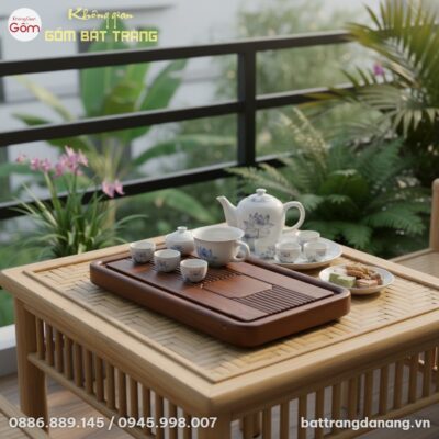Chiếc khay trà gỗ chữ nhật đặt trên bàn nhỏ bằn...