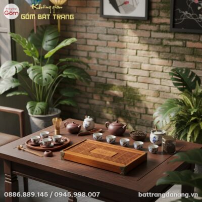 Cận cảnh khay trà đạo gỗ hoa mai đặt trang trọn...