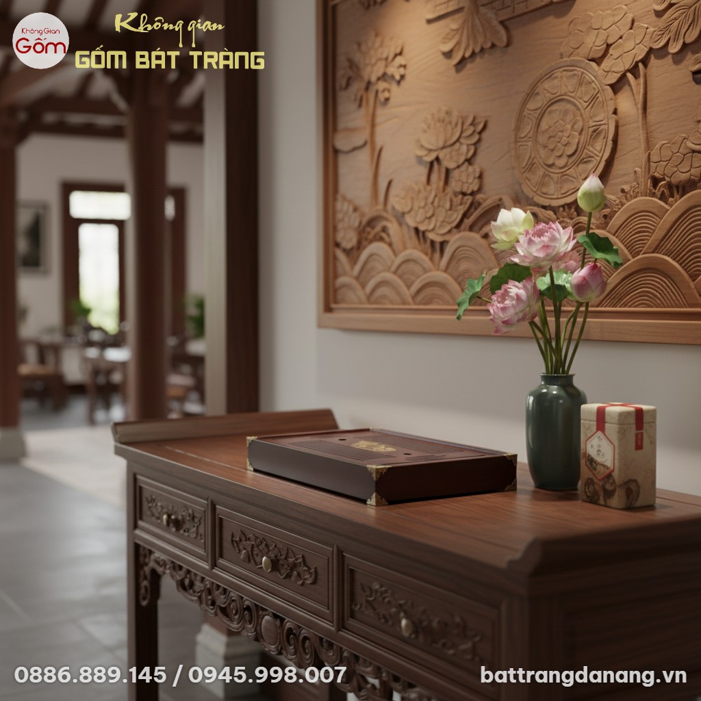 Khay trà gỗ rồng vàng được đặt trang trọng trên...