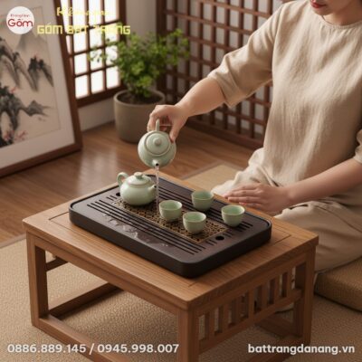 Người phụ nữ mặc áo dài cách tân ngồi bên bàn t...