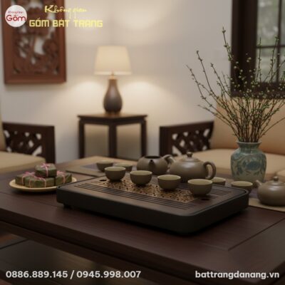 Khay trà gỗ BT-KT08 đặt trang trọng trên bàn ti...