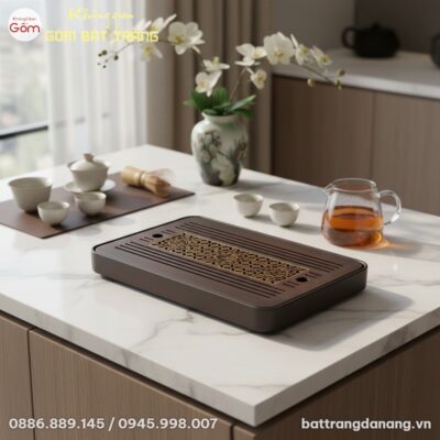 góc chụp từ trên cao xuống cận cảnh khay trà gỗ...