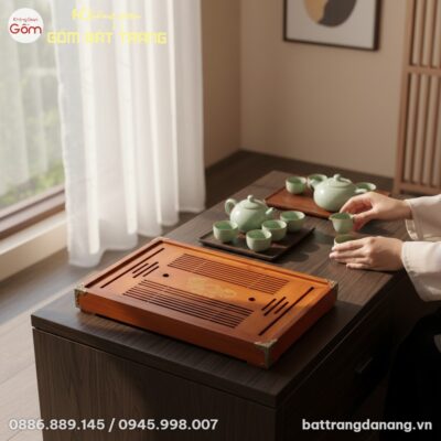 Khay trà gỗ Rồng vàng sang trọng đặt trên bàn l...