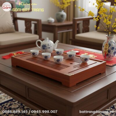 Cận cảnh khay trà gỗ Rồng vàng đặt trên mặt bàn...